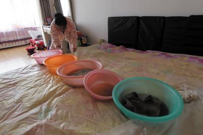 自贡楼上漏水，住户失联，小区没物管，业主维权难！律师来支招……
